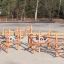 Struttura da arrampicata per parco giochi in legno Sonora con travi di equilibrio ed elementi in corda sulla superficie sabbiosa