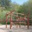 Casetta da gioco in legno Sonora in un ambiente di parco naturale.