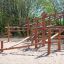 Casetta da gioco in legno Sonora in un contesto di parco giochi.