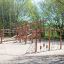 Parco giochi con Ural climbing net in un contesto di parco