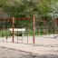 Struttura da arrampicata con Ural climbing net su un parco giochi sabbioso.