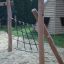Struttura in legno con rete da arrampicata nel parco giochi, Ural climbing net.