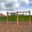 Ural climbing net in un parco giochi con una struttura in legno e varie sfide di arrampicata.