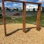 Struttura da arrampicata in legno per bambini chiamata Irish Table in un parco giochi all'aperto.