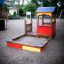 Villa sandbox with a playhouse in un contesto di parco giochi