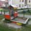 Villa sandbox with a playhouse in una zona residenziale.