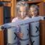 Bambini che giocano su Steamboat ship with slide.