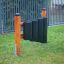 Attrezzatura musicale per parco giochi all'aperto Drums con elementi in legno e neri sull'erba.