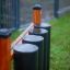 Parco giochi all'aperto Drums realizzato con elementi neri e in legno sull'erba verde.