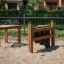Set da esterno in legno Drums su un'area giochi sabbiosa.