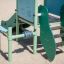 Mars playhouse with slide installato in un parco giochi sabbioso'