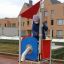 Bambino che gioca su Neptune single playhouse con tetto rosso e piattaforma gialla.