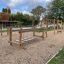 Attrezzature da gioco all'aperto Trim Trail Nature II con varie strutture in legno per arrampicata ed equilibrio