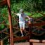 Bambino in equilibrio su una struttura da gioco in legno Trim Trail Nature II nel parco giochi