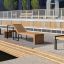 Thor deckchair su una pedana in legno sul lungomare con design moderno.