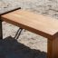 Thor bench realizzato in legno e metallo, posizionato su terreno sabbioso.