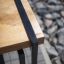 Vista ravvicinata di Thor bench realizzato in legno e metallo.