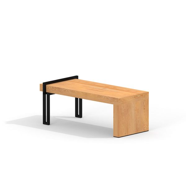 Thor bench realizzato in legno e metallo, posizionato su terreno sabbioso.