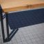 Thor table con gambe in metallo su superficie esterna piastrellata.
