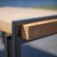 Primo piano di Thor table con struttura in metallo e piano in legno.