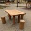 Naturale Table Nature with 4 stools in legno in un contesto di parco.