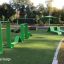 Attrezzatura da fitness all'aperto Ribbon Fitness I posizionata su erba artificiale verde.