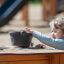 Bambino che gioca con l'attrezzatura da gioco Sand & Water Play 2.