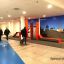 Attrezzatura per parco giochi Ribbon Fitness II con struttura arancione e nera in un ambiente interno.