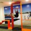 Persona che utilizza il Ribbon Fitness II in un'area fitness interna.