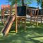 Struttura da parco giochi in legno Challenger Nature II con scivolo ed elementi da arrampicata.