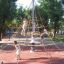 Bambini che giocano su una rete da arrampicata a forma di piramide in un parco con pavimentazione Rubber Tiles 35.