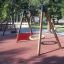Altalene su superficie da parco giochi Rubber Tiles 35 in un parco.