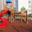 Attrezzatura da parco giochi con torri colorate, scivolo e rete da arrampicata su Rubber Tiles 35.