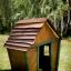 Casetta in legno chiamata Crooked House in un giardino.