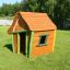 Casetta in legno su prato verde - Crooked House.