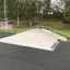 Rampa da skate park chiamata Fun Box 8 circondata dal verde.