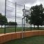 Multiarena Wooden con canestro da basket in un parco vicino a un lago.