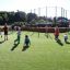 Bambini che giocano su un campo sportivo Multiarena Wooden.