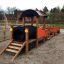 Parco giochi Locomotive with cars train playhouse con struttura in legno.