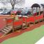 Locomotive with cars train playhouse in un parco giochi.