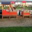 Bambini che giocano in un Locomotive with cars train playhouse nel parco giochi.