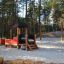 Locomotive with cars train playhouse in un parco giochi sabbioso nel bosco.