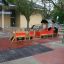 Locomotive with cars train playhouse nell'area giochi.