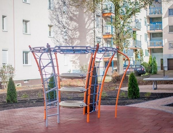 Struttura da gioco su Rubber Tiles 50 in un'area residenziale.
