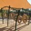 Attrezzatura da parco giochi Caterpillar climbing net sotto una tettoia parasole.