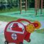 Gioco a molla rosso Copter rocking in un parco giochi.