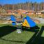 Altalena a molla per parco giochi a forma di aeromobile Jet rocking blu e giallo.