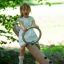 Bambino che gioca su attrezzature da gioco Nature Seesaw all'aperto