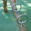 Nature Seesaw realizzato in legno naturale installato in un parco giochi