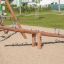 Nature Seesaw realizzato in legno in un parco giochi soleggiato